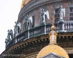 One of the interesting things about the dome of the cathedral has some unique 12 statues of angels constructed by Josef Herman. The statue sculpture i